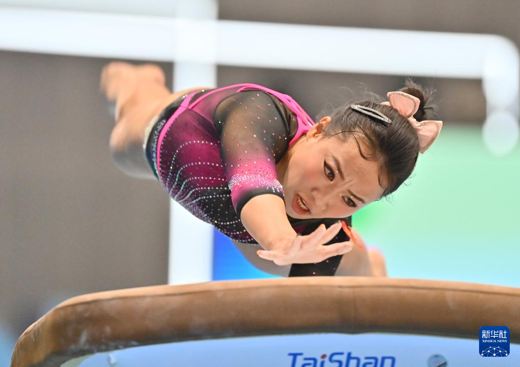 体操赛后采访曝光，内幕引发热议