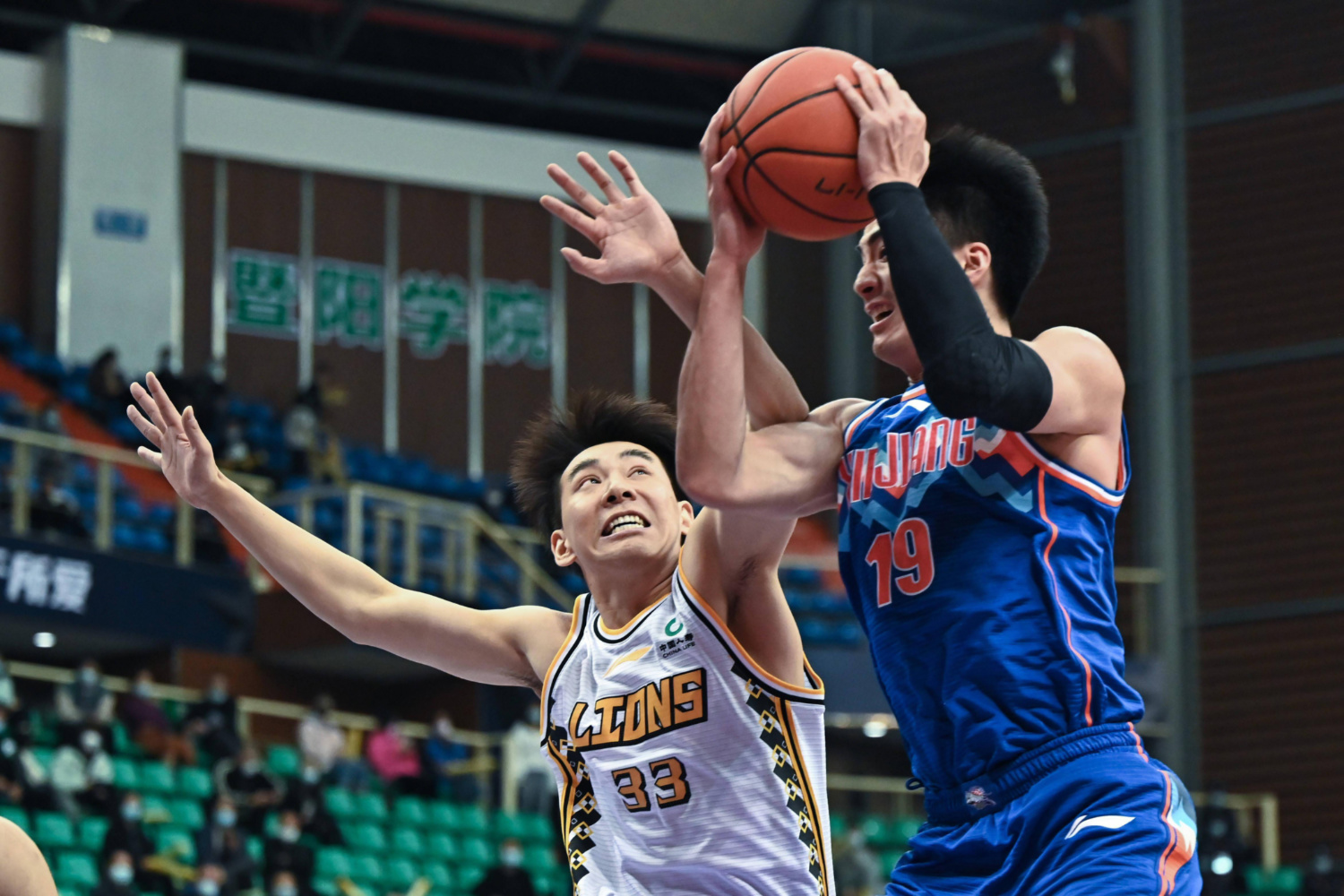 山东队轻取篮网，伦纳德扛起全队