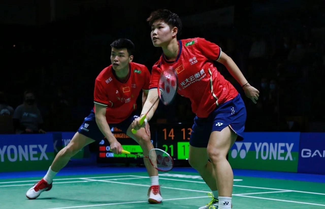 中国队险胜泰国队，黄鸭组合统治全场