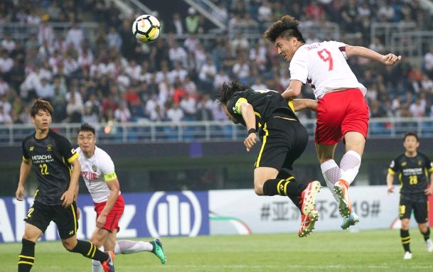 东方球员在国际比赛中力压对手