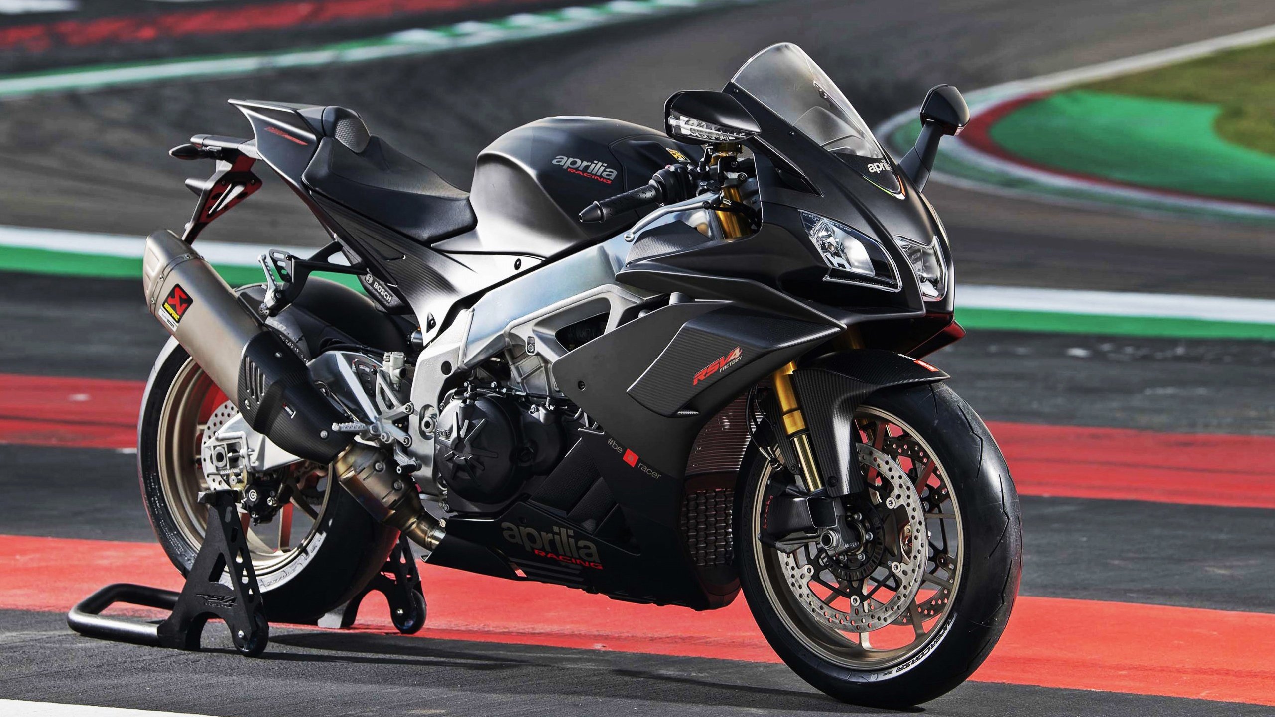 引擎对决，F1新赛季的速度狂飙与莱比锡红牛的钢铁防线